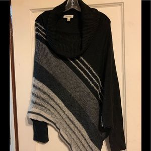 Dress barn mark neck poncho black & white
